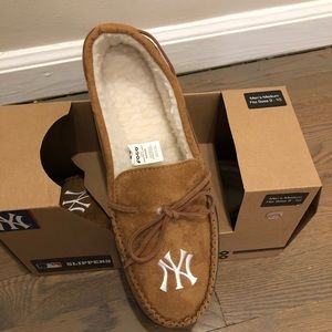 MLB NY Yankees Men’s Slippers - Size 9-10/Medium